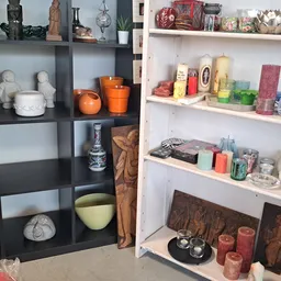 Twee открытые wandkasten met kaarsen, huisdecoratie en andere thriftstoreartikelenuitgestald