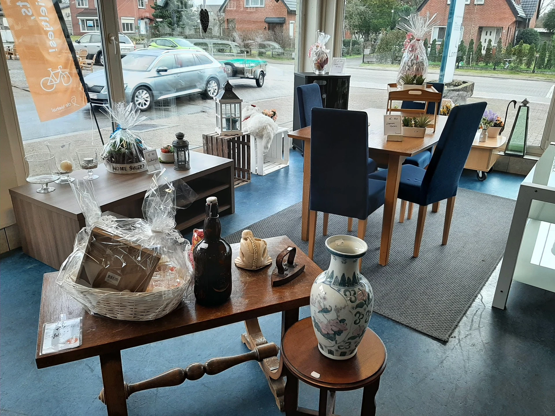 Winkelvloer met vintage meubels, decoratie en huishoudartikelen uitgestald