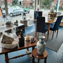 Winkelvloer met vintage meubels, decoratie en huishoudartikelen uitgestald
