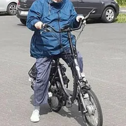 Kind op een fiets in een parkeerterrein