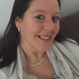 Portretfoto van een vrouw met lang donker haar en zilveren sieraden