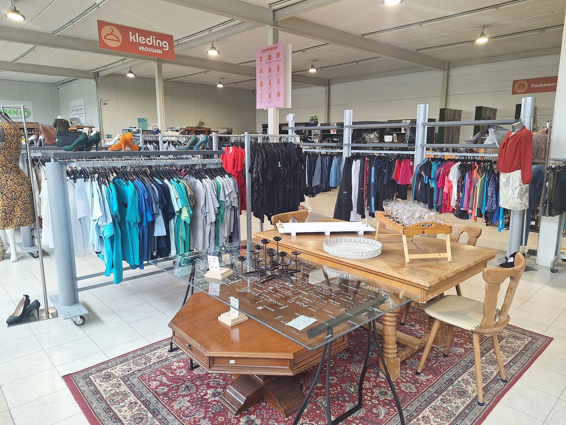 Kringwinkel Maasland - Dilsen-Stokkem (De Burenwinkel) in Dilsen-Stokkem met tweedehands boeken, dinky toys en elektronica