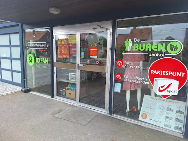 Winkelgevel met groene en rode logos, vitrine met kleding en pakjesautomaat