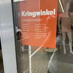 Openingstijdenstabel van Kringwinkel op oranje achtergrond