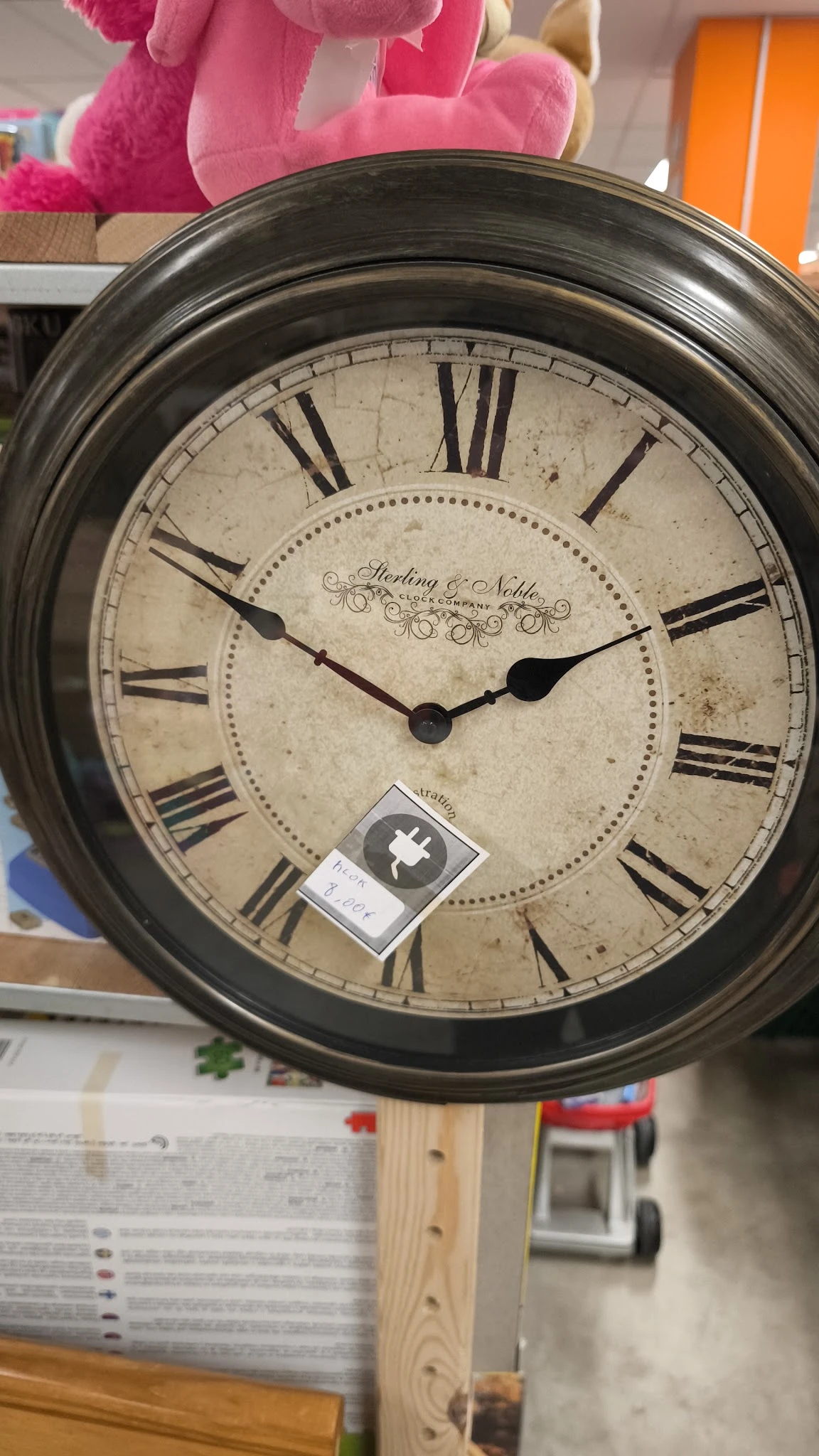 Close-up van een vintage klok met Romeinse cijfers en Sterling & Nolte merkering