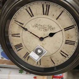 Close-up van een vintage klok met Romeinse cijfers en Sterling & Nolte merkering