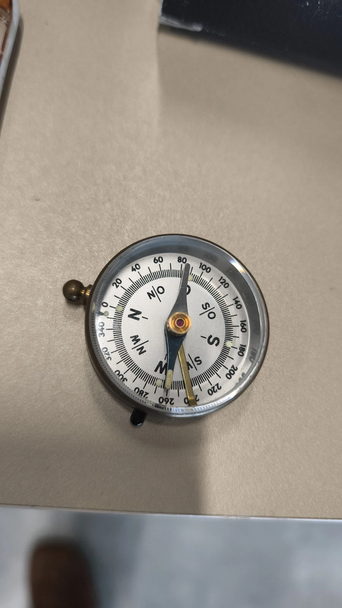Vintage kompas met windroos en gradaties, op neutrale ondergrond