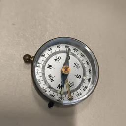 Vintage kompas met windroos en gradaties, op neutrale ondergrond
