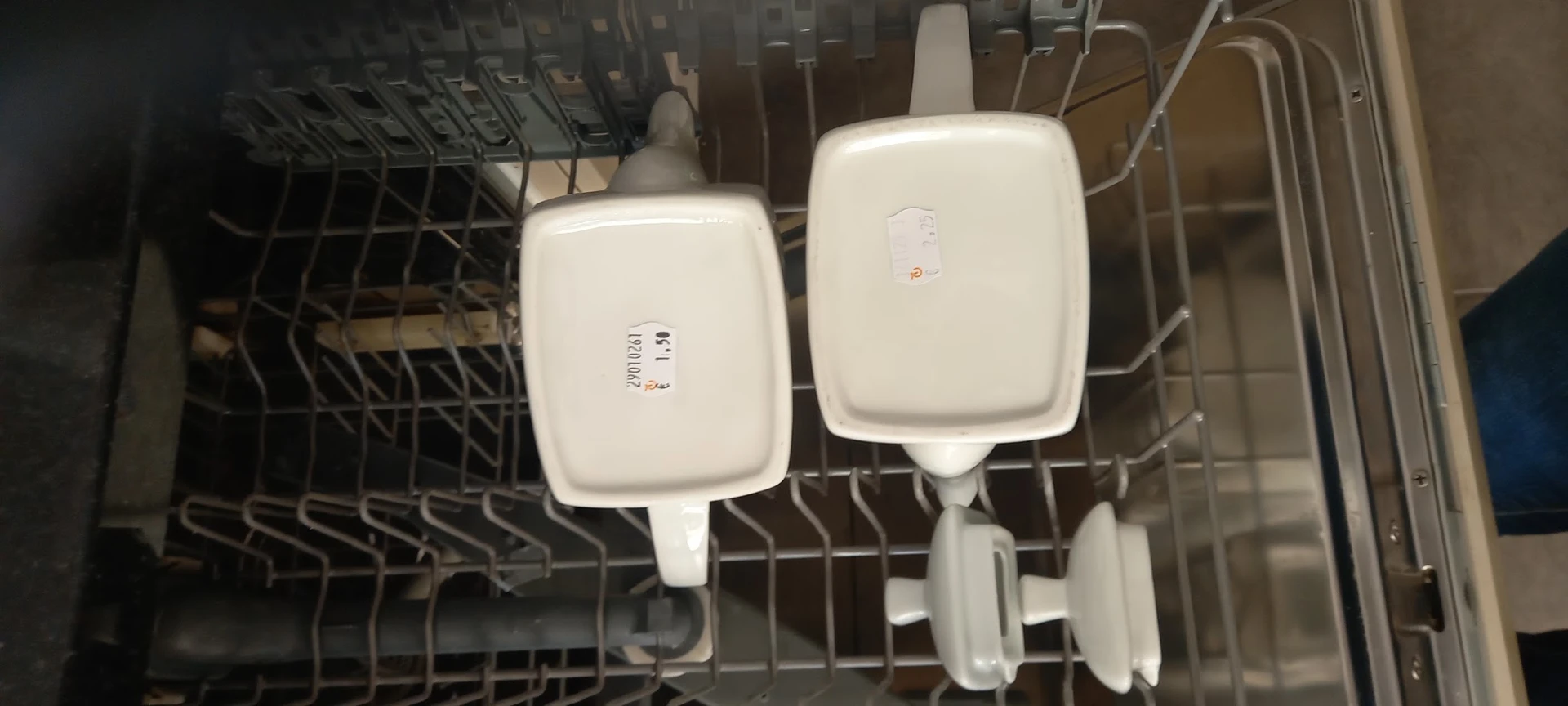 Twee witte WiFi-routers of netwerktoestellen in een vaatwasmachine