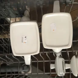 Twee witte WiFi-routers of netwerktoestellen in een vaatwasmachine