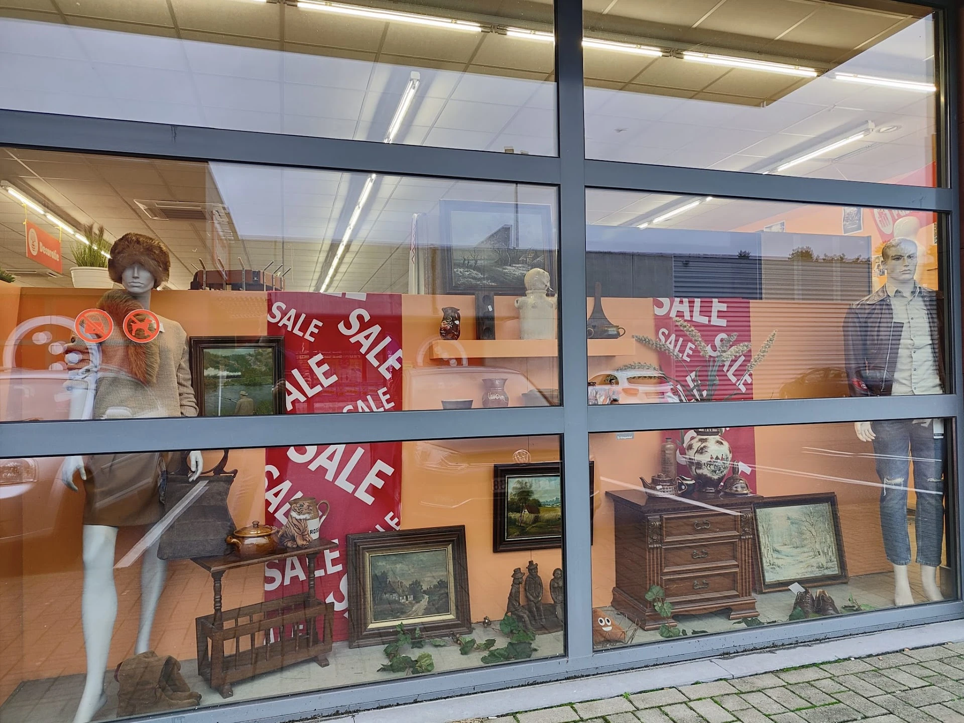 Kringloopwinkel Kringwinkel Maasland in Lanaken met tweedehands boeken, cd's en huis- en inrichting