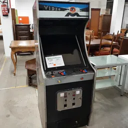 Vintage Video arcade-automaat met zwart-grijs design en rode joystick-knoppen in kringloopwinkel