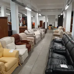 Winkelvloer met uitgestalde meubels: stoelen, banken en fauteuils in verschillende kleuren