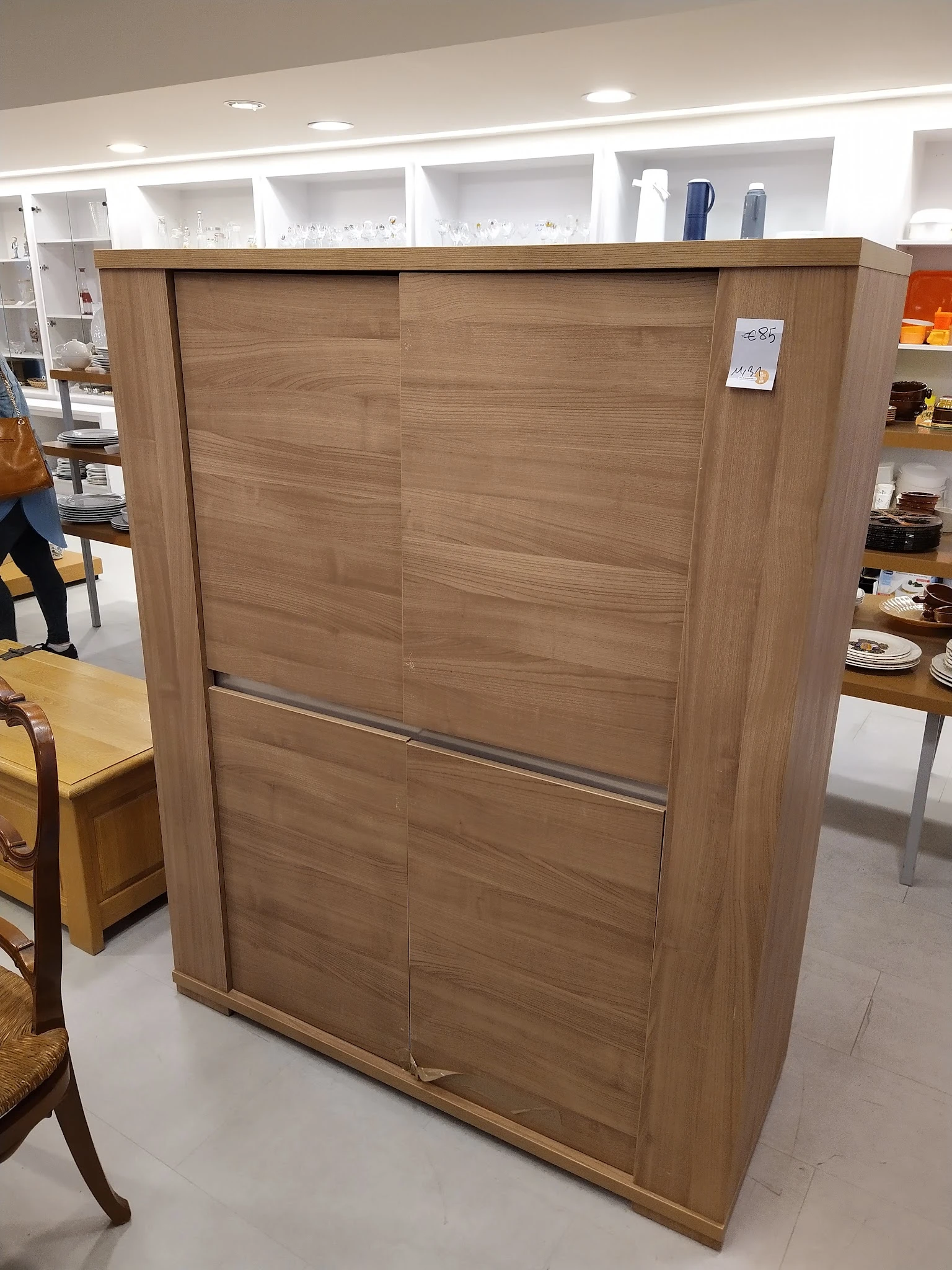 Houten kledingkast met schuifdeuren en metalliek handvat in bruinachtige houtkleur