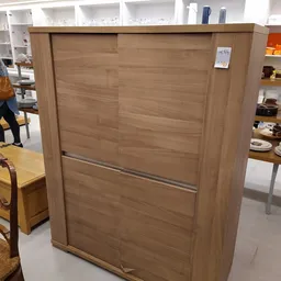 Houten kledingkast met schuifdeuren en metalliek handvat in bruinachtige houtkleur