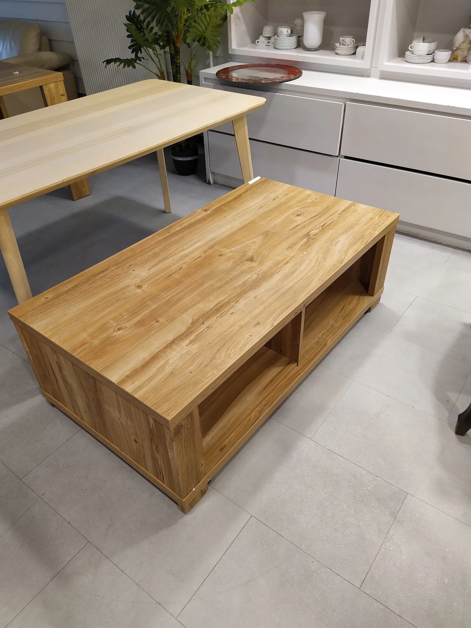 Houten tv-meubel met open vakken en kastdeuren in natuurlijk hout