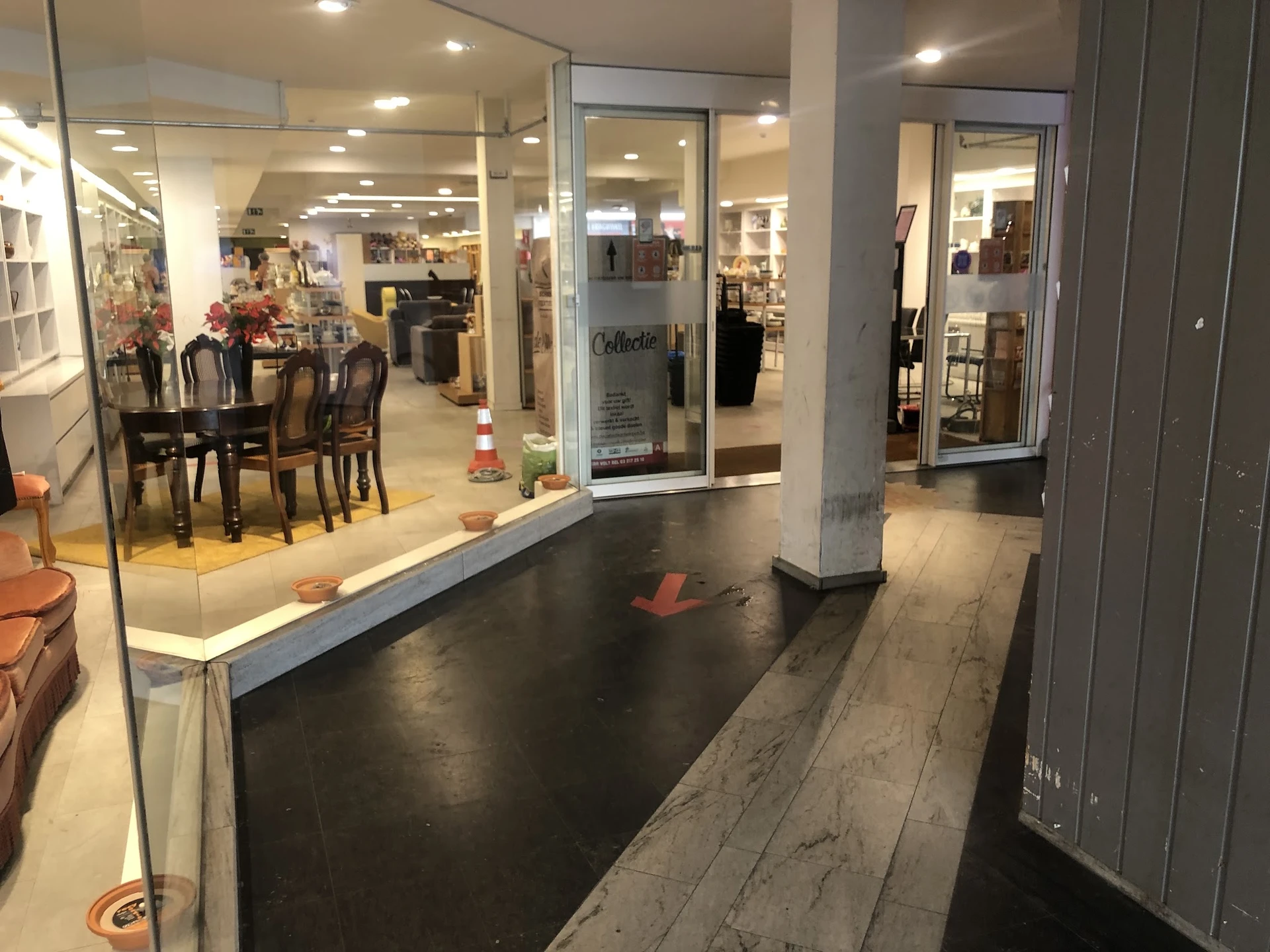 Winkelinterieur met glazen pui, toonbanken en stellingen met artikelen