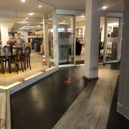 Winkelinterieur met glazen pui, toonbanken en stellingen met artikelen