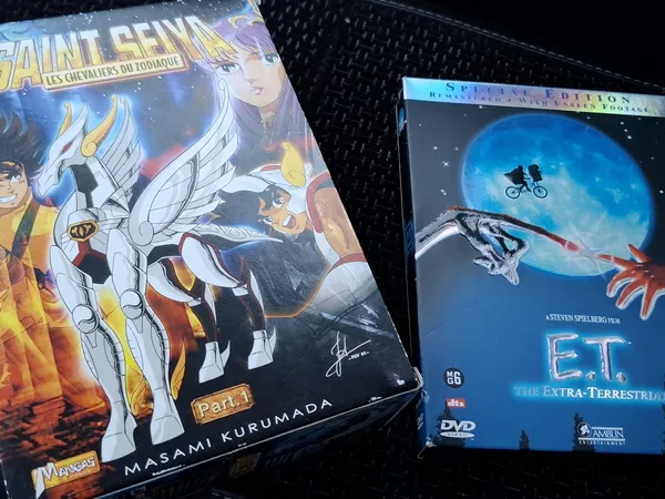 Tweedehands dvd's en blu-rays met anime- en filmtitels op een donkere ondergrond