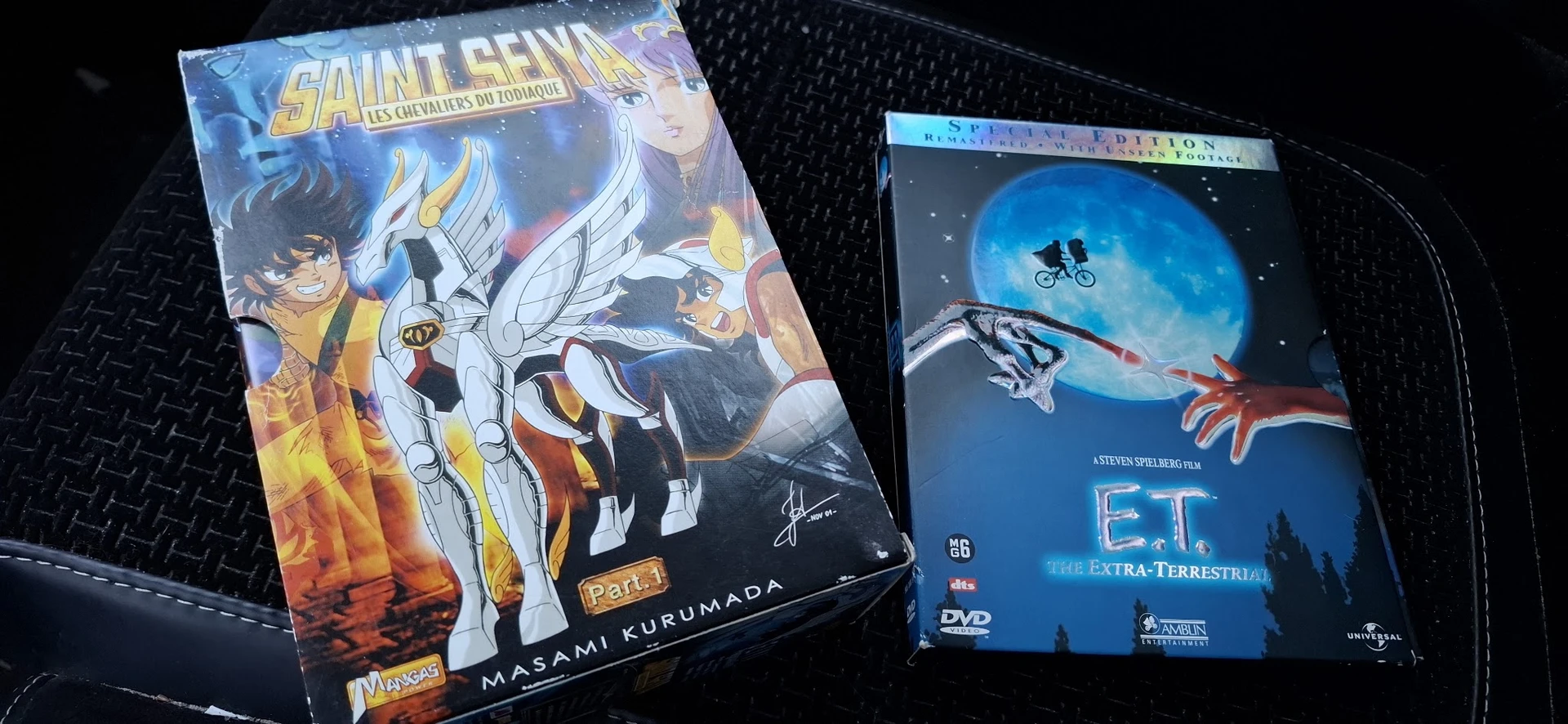 Tweedehands dvd's en blu-rays met anime- en filmtitels op een donkere ondergrond
