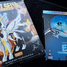 Tweedehands dvd's en blu-rays met anime- en filmtitels op een donkere ondergrond
