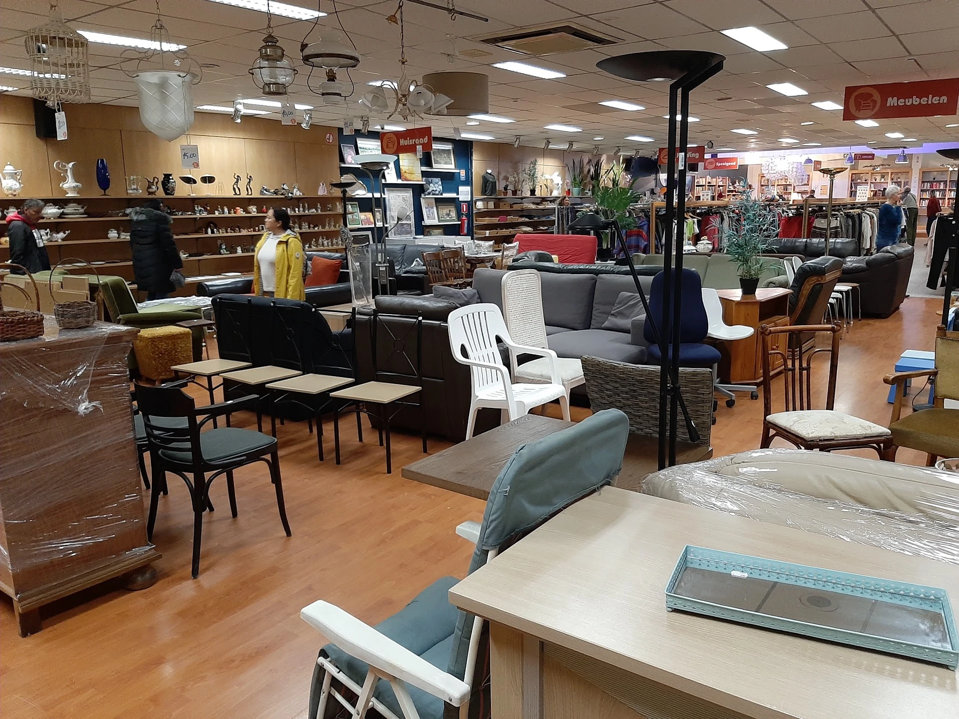 Kringwinkel Middelkerke in Middelkerke met tweedehands meubels en kleding