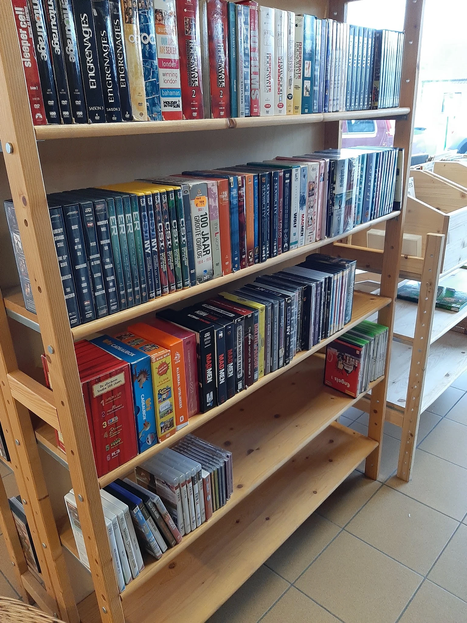Houten stellingkast met dvd's en blu-rays netjes uitgestald op drie niveaus