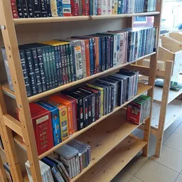 Houten stellingkast met dvd's en blu-rays netjes uitgestald op drie niveaus
