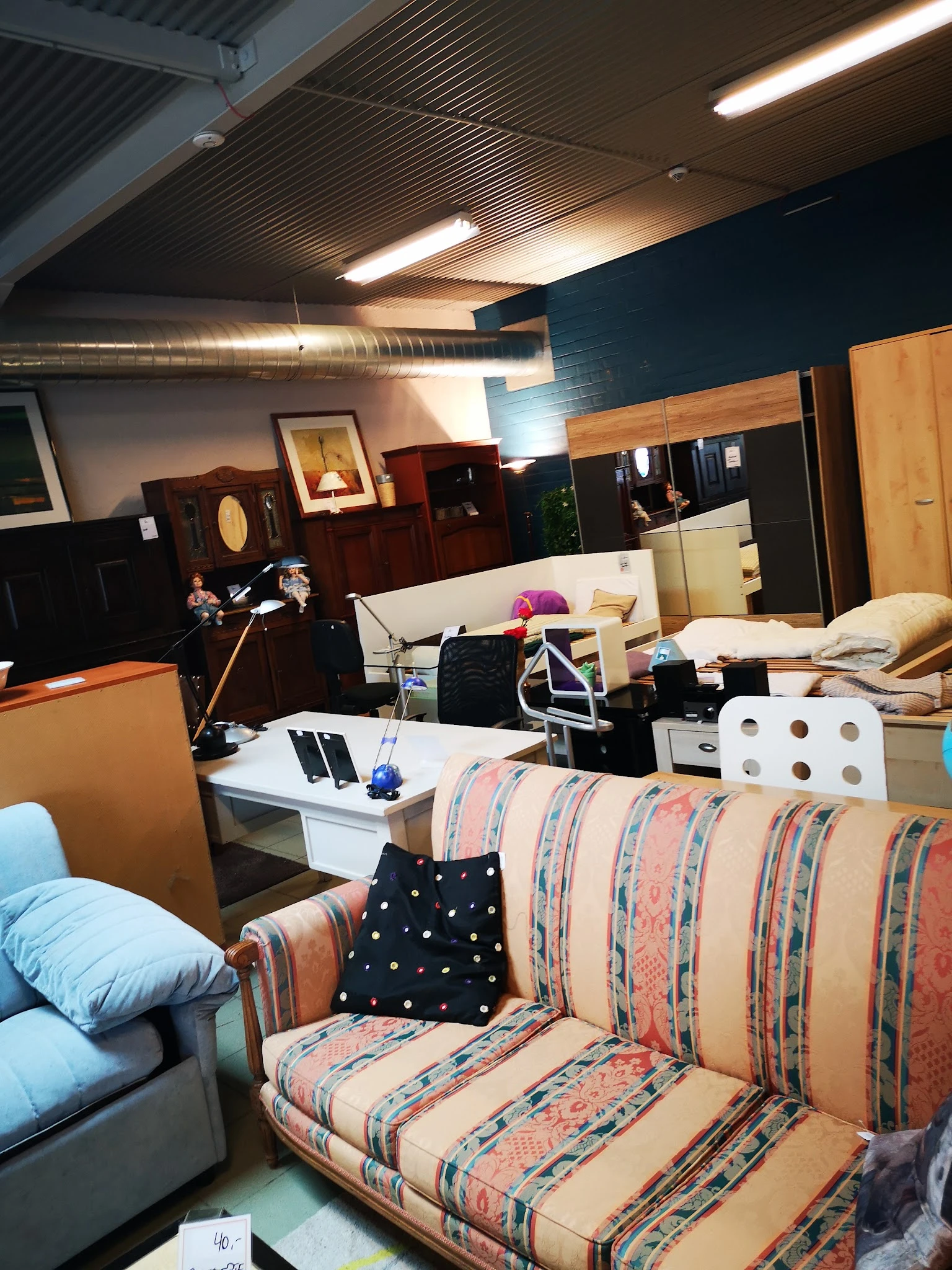 Winkelinterieur met meubels, beddengoedrekken en diverse huishoudartikelen uitgestald