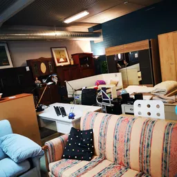 Winkelinterieur met meubels, beddengoedrekken en diverse huishoudartikelen uitgestald