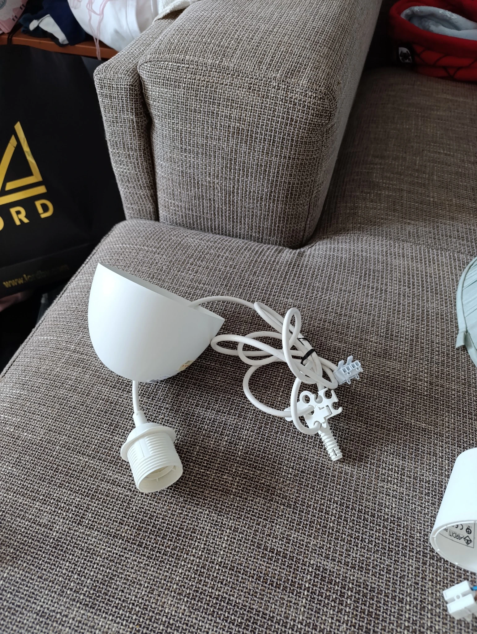 Witte hanglamp met snoer op grijze stof, los artikel