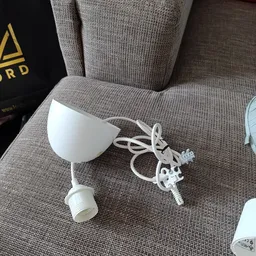 Witte hanglamp met snoer op grijze stof, los artikel