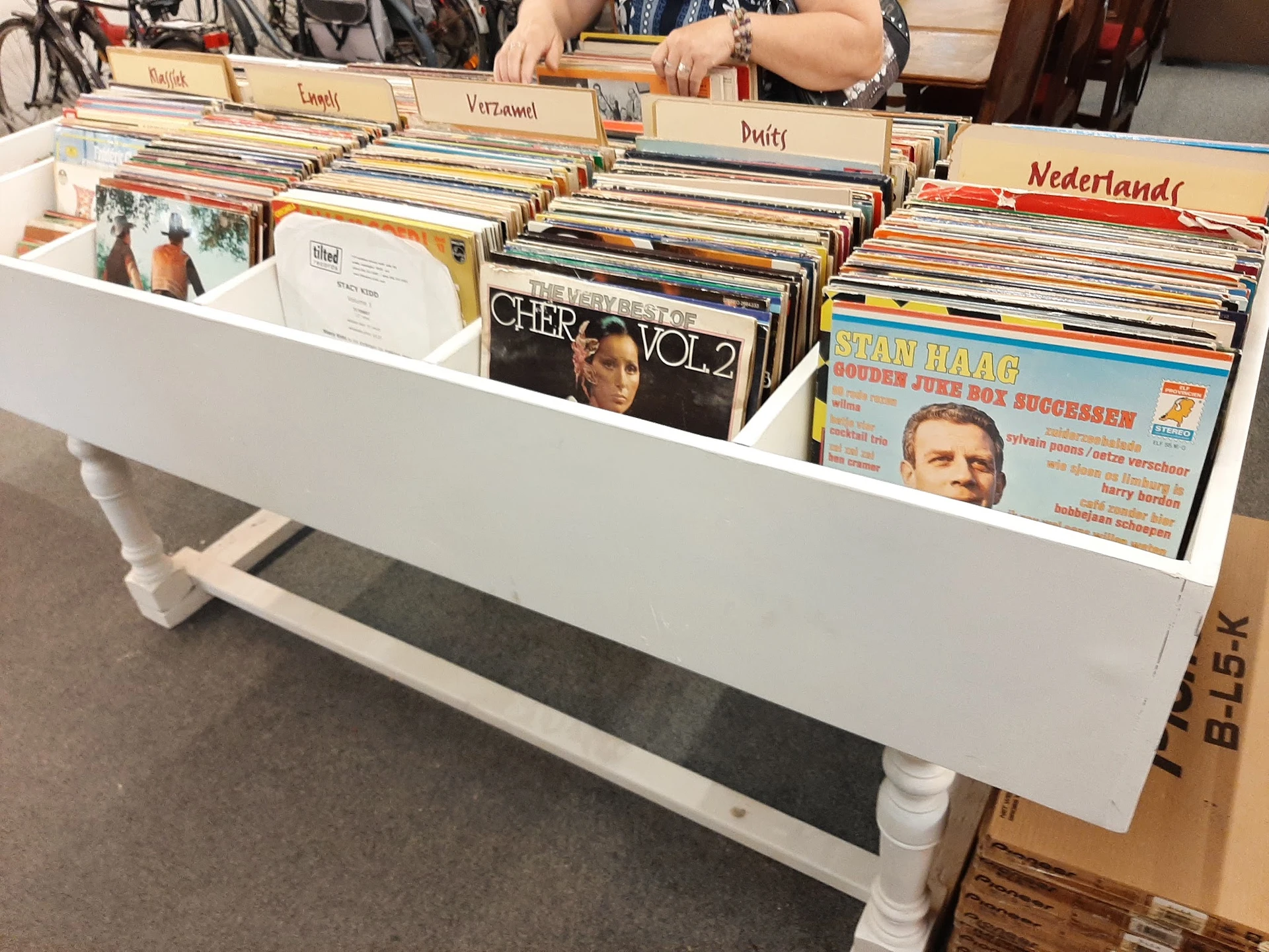 Witte bak met gesorteerde LP's en vinyl records, onderverdeeld in categorieën met labeltabs