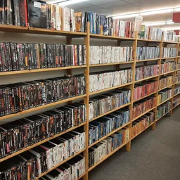 Houten stellingen vol met dvd's en blu-rays in verschillende kleuren verpakkingen