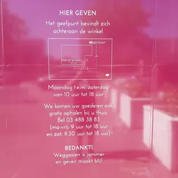 Roze promotionele poster met openingstijden en contactgegevens van een kringloopwinkel