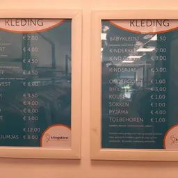 Twee prijsborden met kledingartikelen en prijzen in euro's