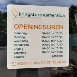 Openingstijden bordje van Kringstore Esmeralda met contactgegevens