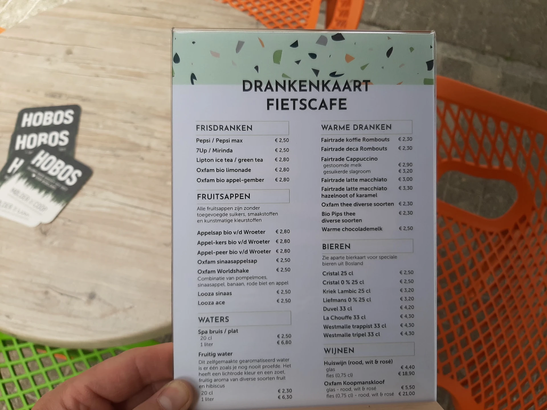 Drankenkaart van fietscafé met categorieën voor frisdranken, fruitsoppen, waters, warme dranken, bieren en wijnen met prijzen