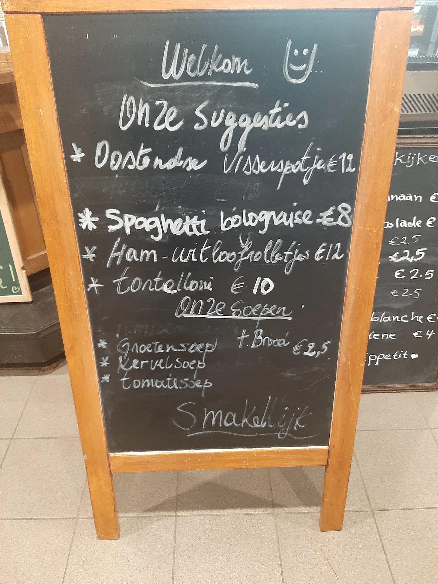 Menukaart op krijtbord met gerechten en prijzen in euros