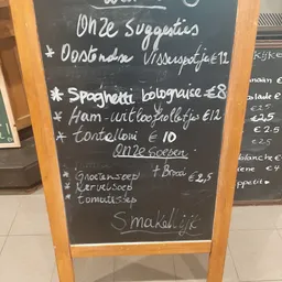 Menukaart op krijtbord met gerechten en prijzen in euros