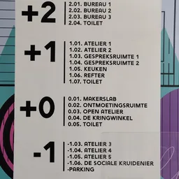 Plattegrond met verdiepingen en ruimtenummers van een gebouw