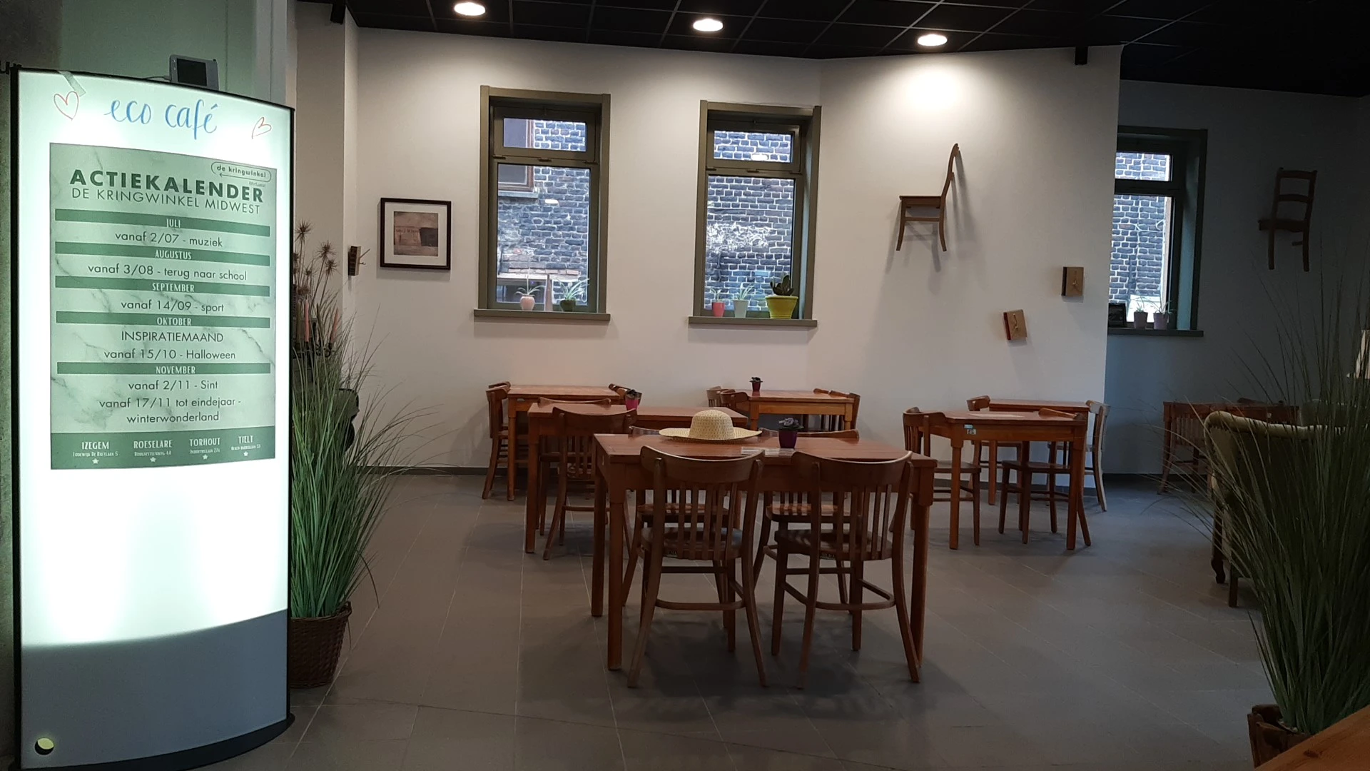 Koffiehoek met houten tafels en stoelen in de kringloopwinkel