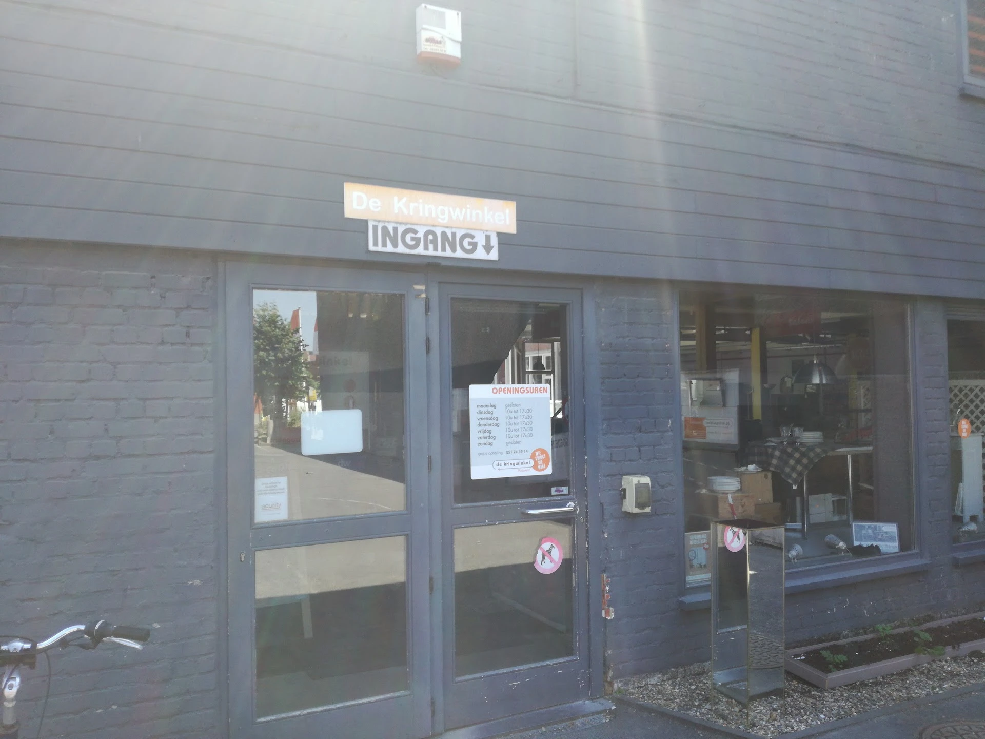 Kringwinkel Roeselare in Roeselare met tweedehands meubels en kleding