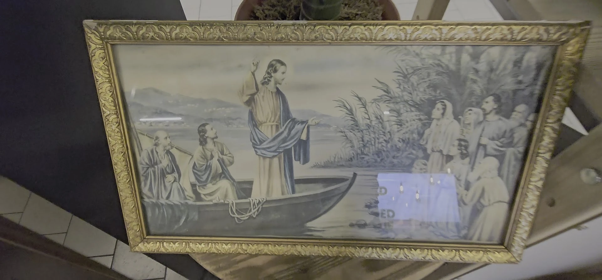 Ingelijste prent in sepia met religieuze scène met bootje en figuren
