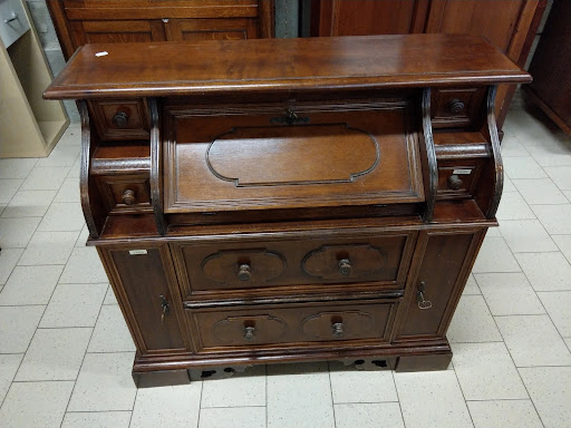 Antieke houten secretaire met uitschuifblad en laden, donkerbruin gelakt hout