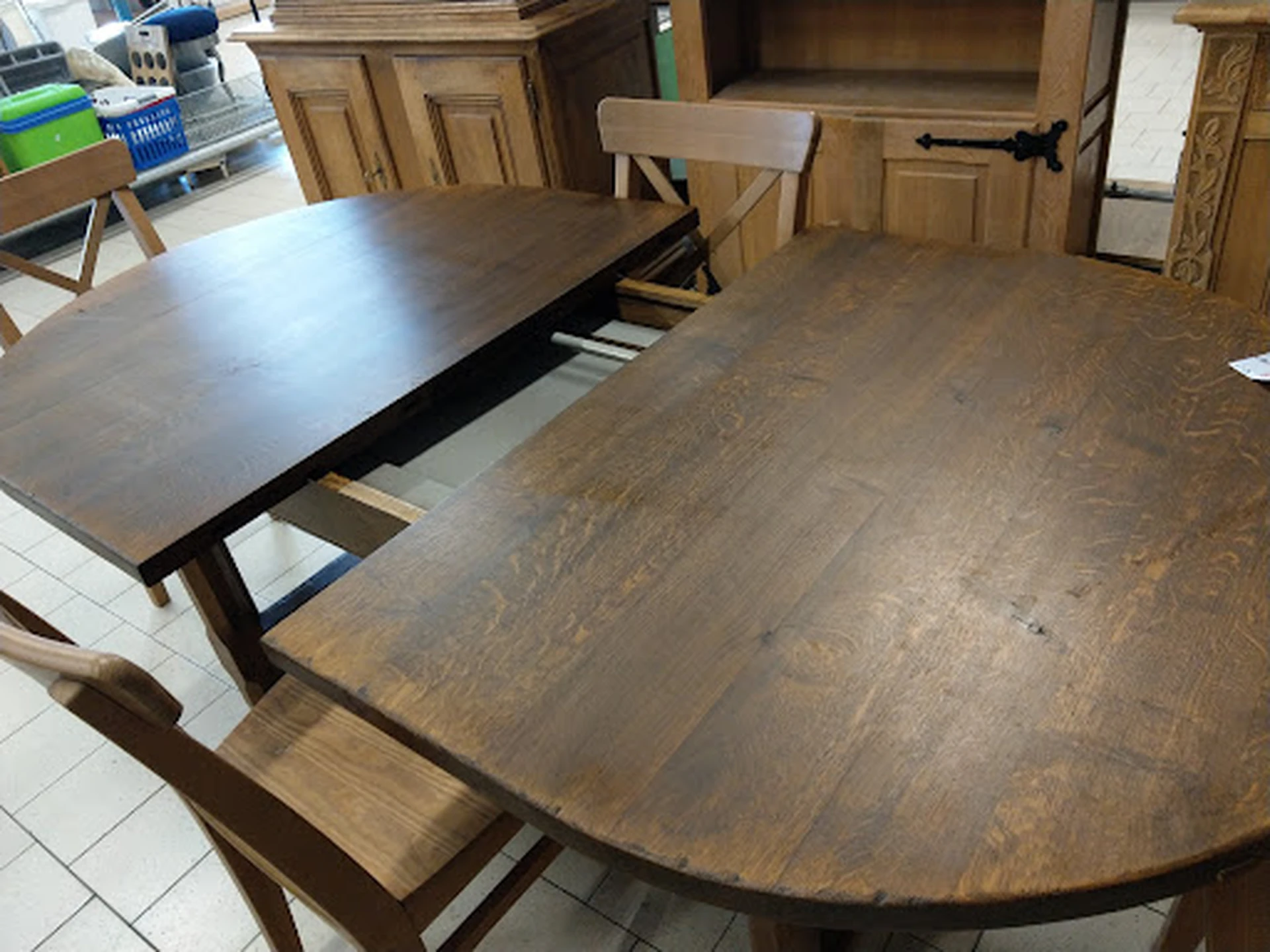 Twee uitschuifbare houten eettafels met stoelen in donkerbruin hout