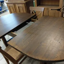 Twee uitschuifbare houten eettafels met stoelen in donkerbruin hout