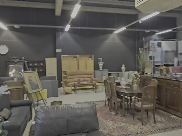 Winkelvloer met meubels, stoelen, tafels en decoratiestukken uitgestald onder LED-verlichting