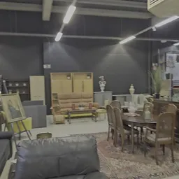 Winkelvloer met meubels, stoelen, tafels en decoratiestukken uitgestald onder LED-verlichting