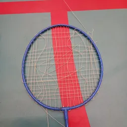 Badmintonracket met blauwe frame en rode grip tegen grijze achtergrond